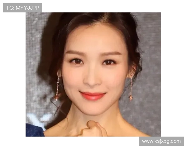 热巴羡慕阿贾现场观战前后反穿展示男友名字与号码的甜蜜瞬间